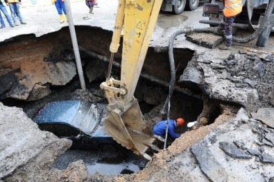 Başkent'te Otomobilin Fosseptik Çukuruna Düşmesi
