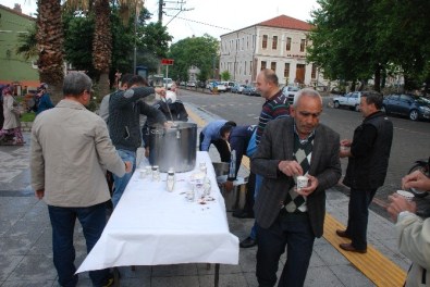 Bayramiç'te Vatandaşlara Sıcak Süt Dağıtıldı