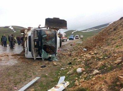 Erzurum'da Yolcu Midibüsü Devrildi: 25 Yaralı