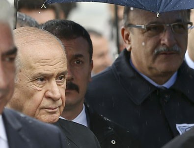 Bahçeli ve Vural aynı şemsiyenin altında