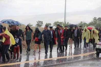 Öğrencilerin Mezuniyet Sevincine Yağmur Engel Oldu