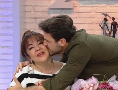 Oya Aydoğan'a oyuncu oğlu Gurur Aydoğan'dan büyük sürpriz