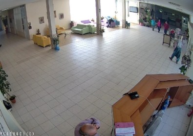 Ziyaret Bahanesiyle Geldiği Huzurevinde Para Çaldı