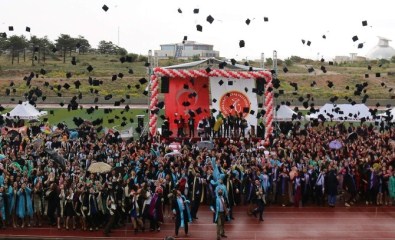 NEÜ'de 2 Bin 990 Öğrenci Mezun Oldu