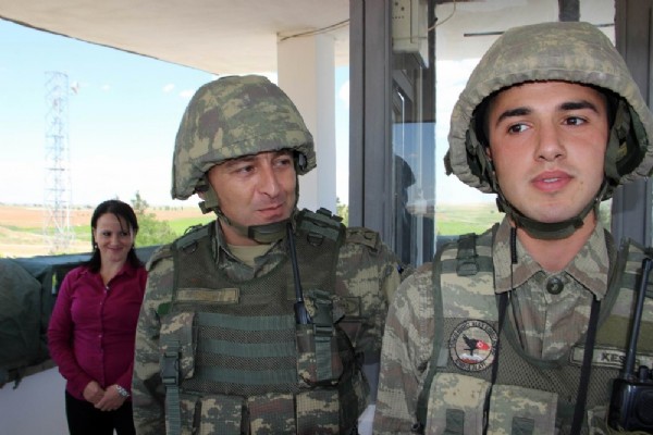 Sınırda nöbet tutan askere anne sürprizi