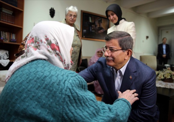 Davutoğlu'dan huzurevine Anneler Günü ziyareti