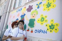 EMEKLİ UZMAN ÇAVUŞ - Anneler Günü'nde Okul Duvarı Tabloya Döndü