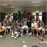 MARIO GOMEZ - Beşiktaşlı Futbolculardan Arenada Galibiyet Pozu