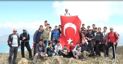 Hazar Baba Dağı'na Türk Bayrağı Dikip İstiklal Marşı Okudular
