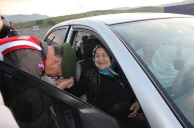 Jandarma Araçları Durdurup Annelerin Gününü Kutladı