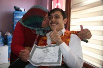 DIPLOMASı - Anneler Günü Hediyesi Engelli Oğlunun Lise Diploması Oldu