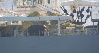 POLİS HELİKOPTERİ - Rus askeri gemisi güvertede 'tankla' İstanbul Boğazı'ndan geçti