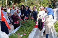 KIZ ÖĞRENCİLER - Şehitlikte Şehit Annesine Anlamlı Ziyaret