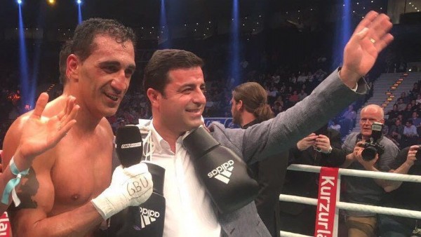 Selahattin Demirtaş Almanya'da ringe çıktı