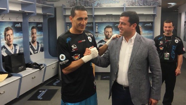 Selahattin Demirtaş Almanya'da ringe çıktı