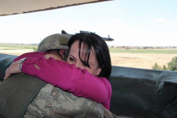 Sınırda nöbet tutan askere anne sürprizi