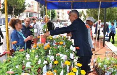 Anneler Gününe Özel Yetiştirilen Çiçekler Dağıtıldı