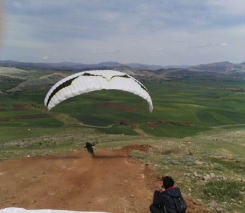 Diyarbakır'da Yamaç Paraşütü Yarışması Yapıldı