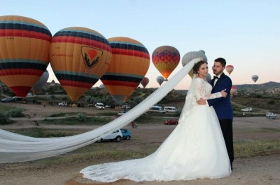 Kapadokya'da Balonlar Eşliğinde Düğün Fotoğrafı Çekildiler