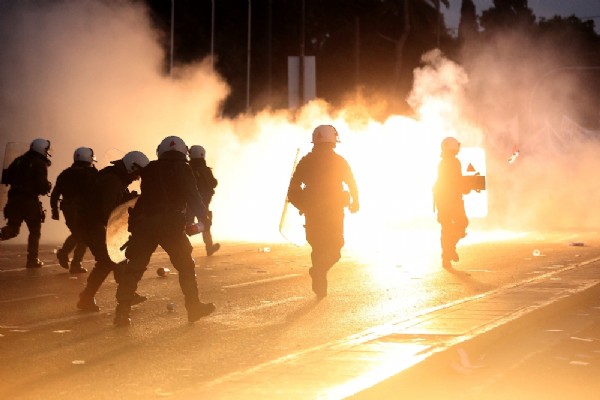 Yunanistan'da göstericiler polisle çatıştı