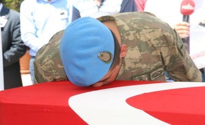 Silah arkadaşı tabutu öpüp mermi bıraktı