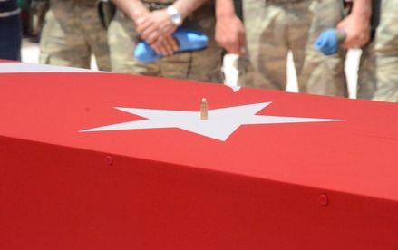 Silah arkadaşı tabutu öpüp mermi bıraktı