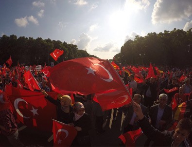 Almanya'daki Türkler 1915 tasarısını protesto ediyor