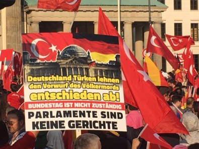 Berlin'de Binlerce Türk'ten Protesto