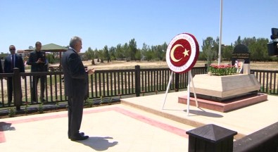 Binali Yıldırım Denktaş'ın Kabrini Ziyaret Etti