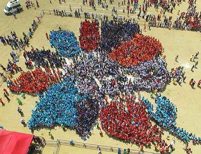 Çiçek olan 10 bin çocuktan 'Guinness rekoru'