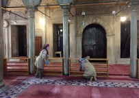 Eyüp Sultan Camii Gül Suyuyla Yıkandı