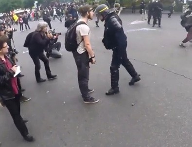 Fransız polisi göstericiye kafa attı