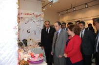 YÖRESEL KIYAFET - Hakkari'de Yılsonu Sergisi