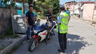 Motosiklet Kamyonete Çarptı Açıklaması 2 Yaralı