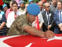 YENI CAMI - Silah arkadaşı tabutu öpüp mermi bıraktı