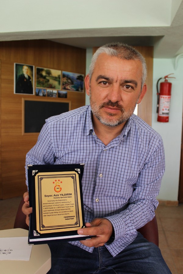 F.Bahçeli taraftardan Aziz Yıldırım'a plaket