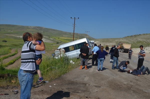 Öğrenci servisi tırla çarpıştı