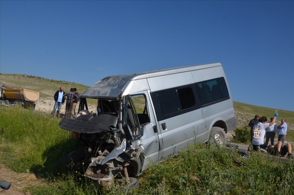 Öğrenci servisi tırla çarpıştı