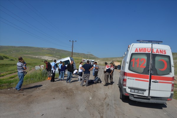 Öğrenci servisi tırla çarpıştı