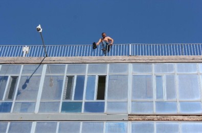 Çatıya Çıkıp İntihara Kalkıştı