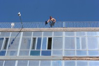 Çatıya Çıkıp İntihara Kalkıştı