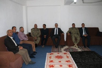 Hakkari Valisi Toprak Şehit Ailesini Evinde Ziyaret Etti
