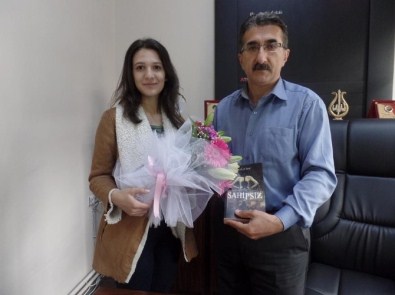 Liseli Canan, İnternette Paylaştığı Romanı İlgi Görünce Yazarlığa Adım Attı