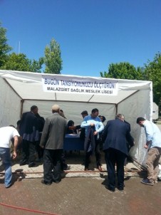 Lisesi Öğrencileri Halkın Tansiyon Ve Kan Şekerini Ölçtü