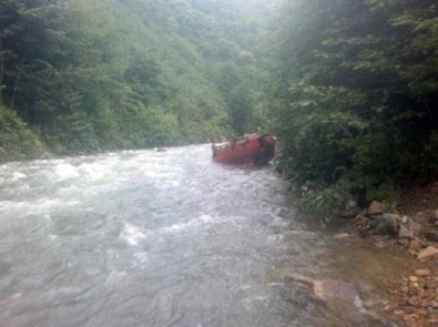 Minibüs Dereye Yuvarladı Açıklaması 1 Ölü, 4 Yaralı