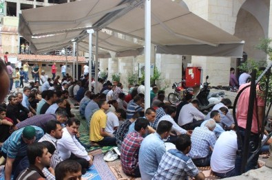 Ramazanın İlk Cuma Namazında, Cemaat Camilere Sığmadı
