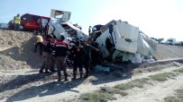 HATALı SOLLAMA - TIR'la minibüs çarpıştı: 10 ölü