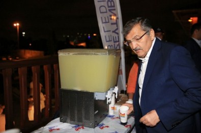 Zeytinburnu Belediyesi'nden 300 Litrelik Limonata İkramı