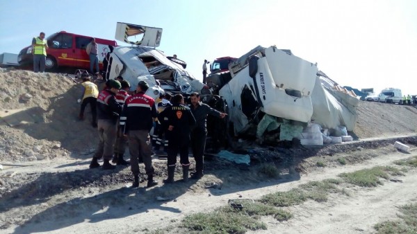 TIR'la minibüs çarpıştı: 10 ölü
