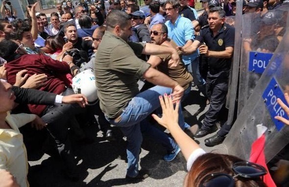 CHP'liler bu defa da polise saldırdı!